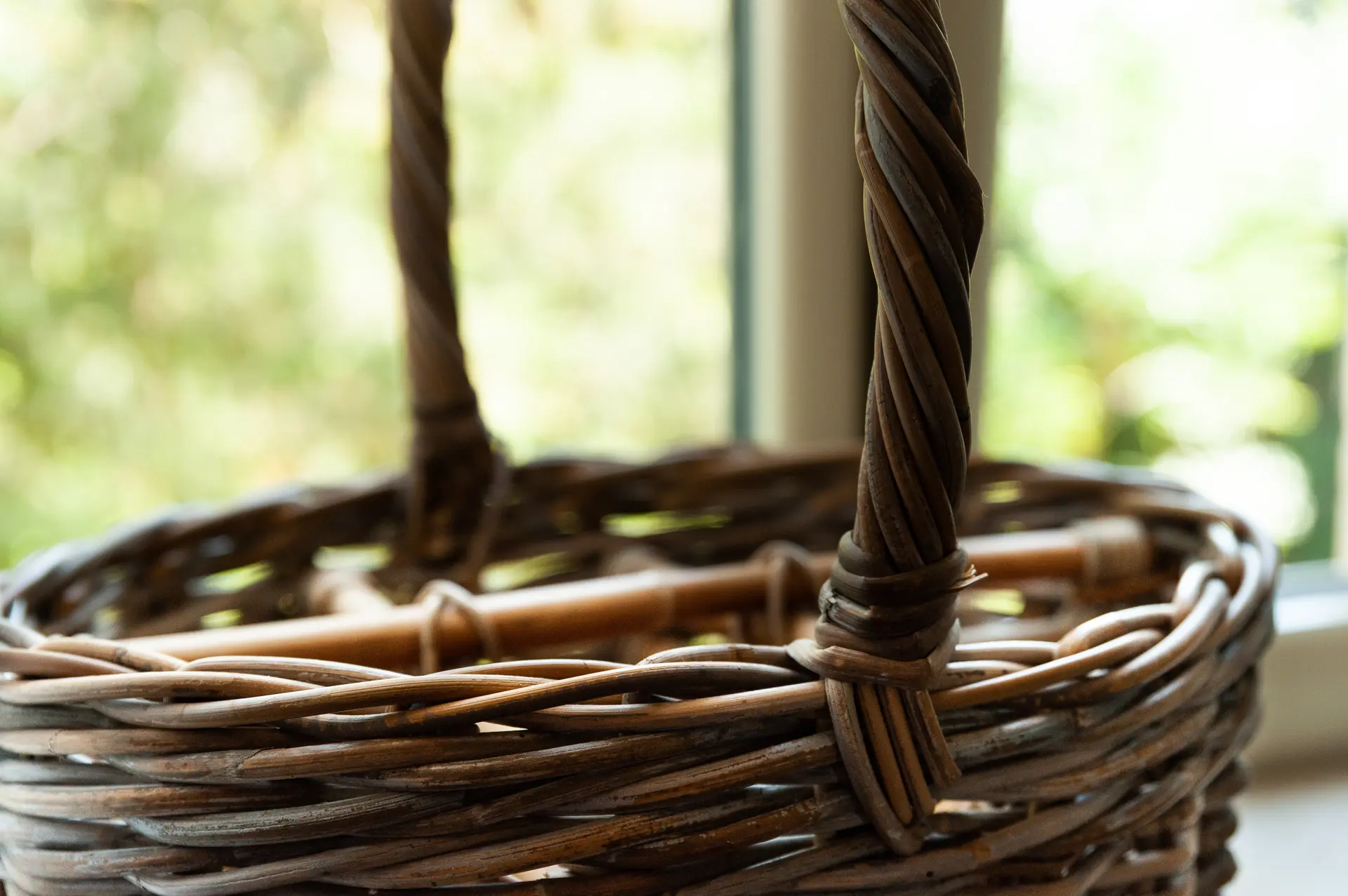 Panier en osier au bord d'une fenêtre