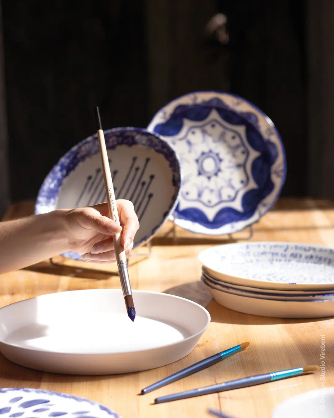 virebent-ceramique-aventure-2026-atelier-decorez-votre-assiette-design-studio-virebent