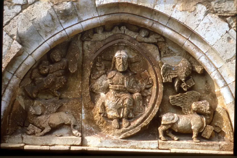 Goujounac : Tympan Eglise Saint-Pierre-ès-Liens