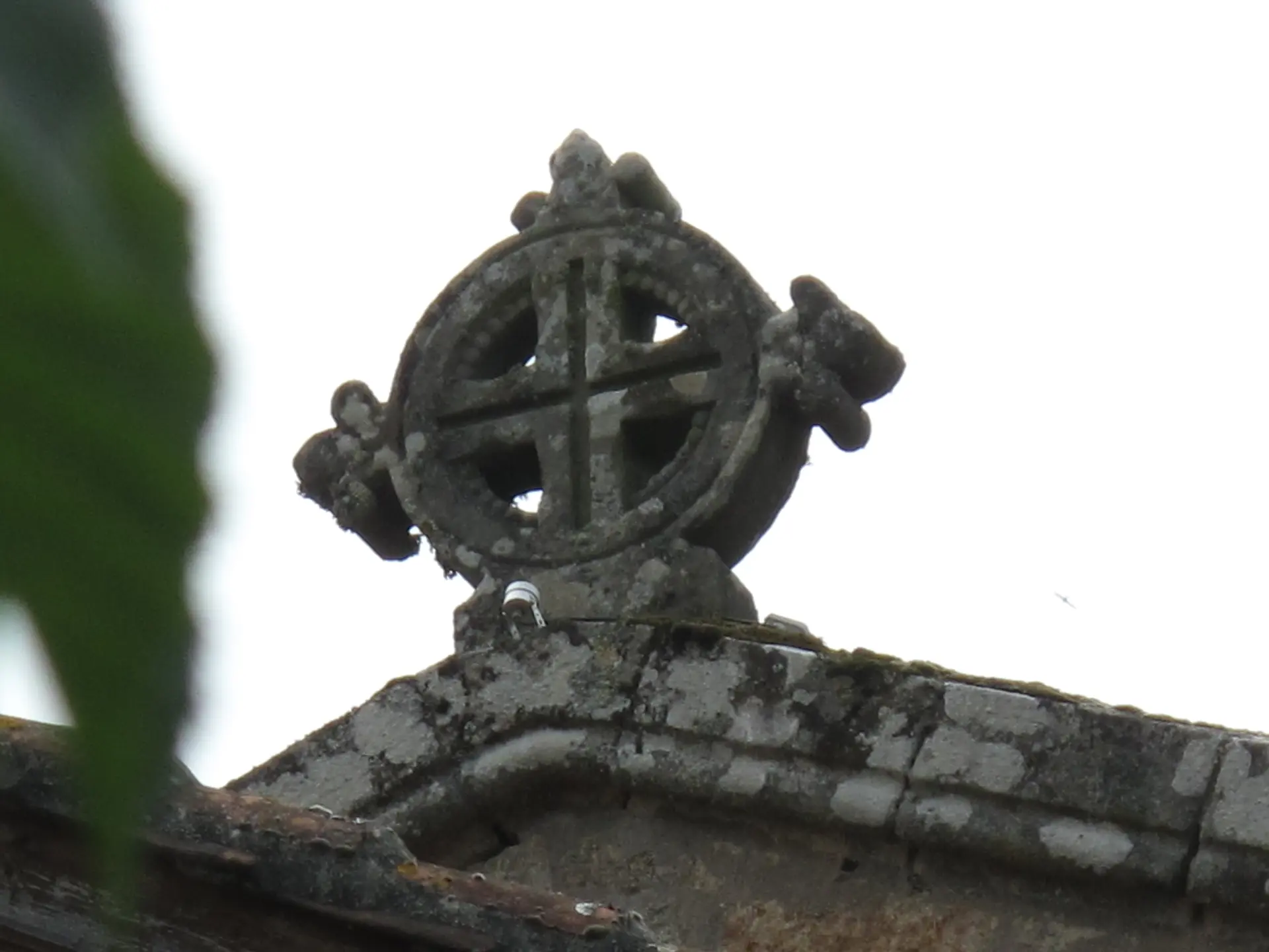 BELLE CROIX SUR LE HAUT DU CHEVET DE L'EGLISE DE CALVIAC