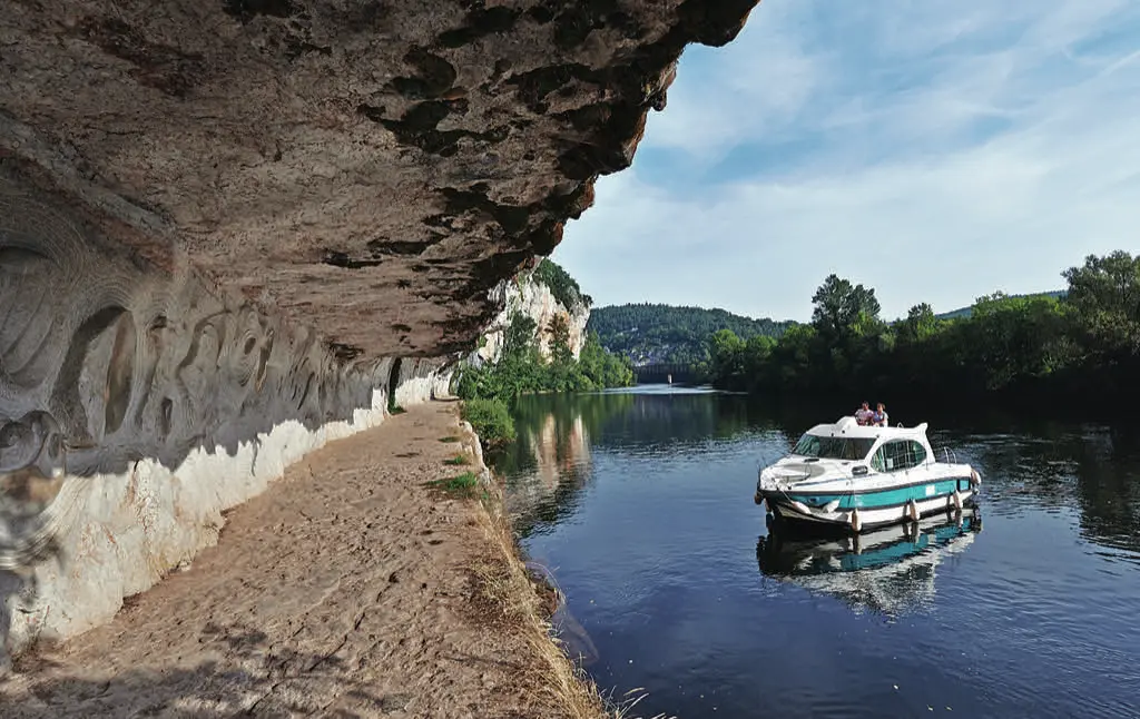 Bateau a cote du chemin de halage taille dans la roche © Lot Navigation