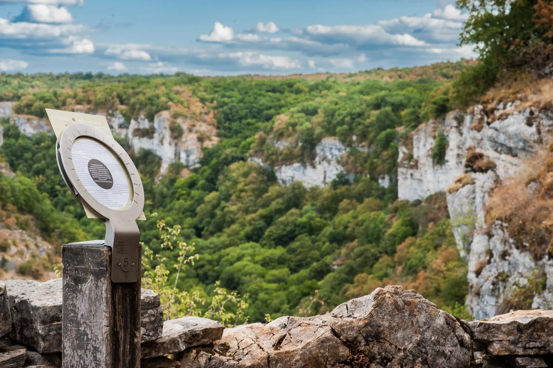 Entre Gramat et Rocamadour - Belvédère avec vue sur le Canyonn de l'Alzou © Lot Tourisme - C. ORY