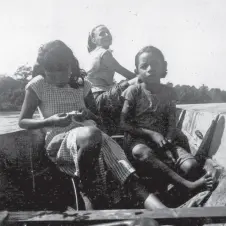 Suzanne en pirogue sur le Maroni avec des adolescents amérindiens, 1952