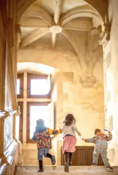 Jeune public dans l’escalier Renaissance du château de Montal, 2024