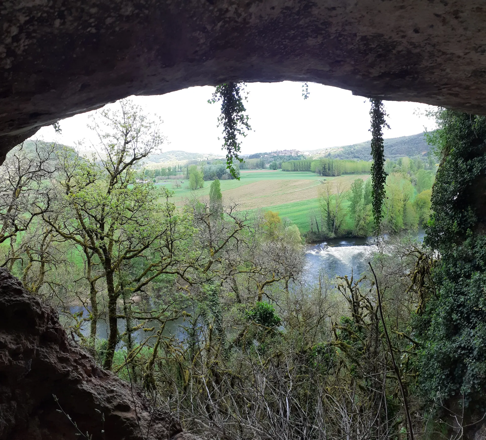 Dans les falaises de Cènevières, une grotte du causse s'ouvre sur la vallée du Lot