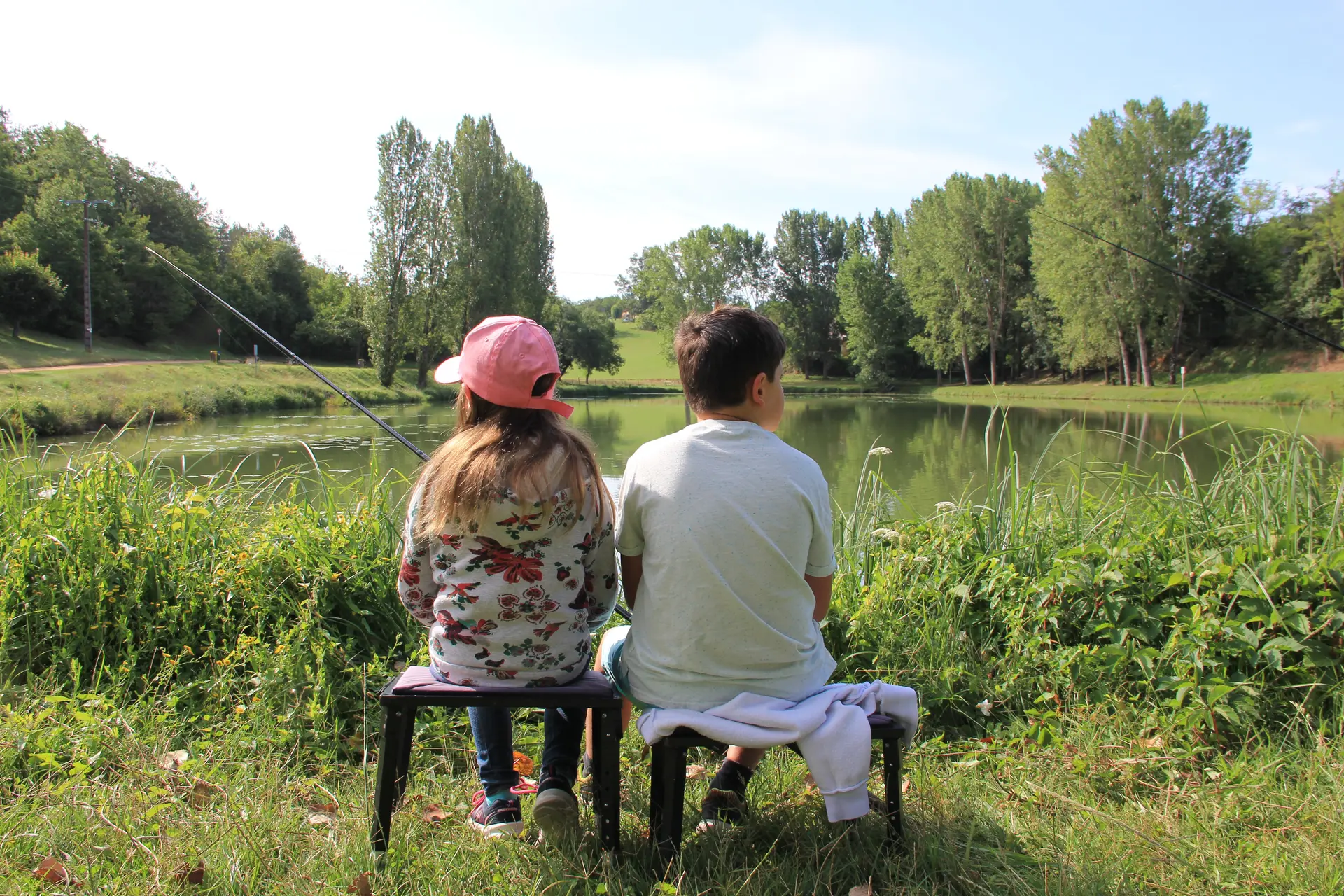 Enfants en atelier pêche nature à Laumel