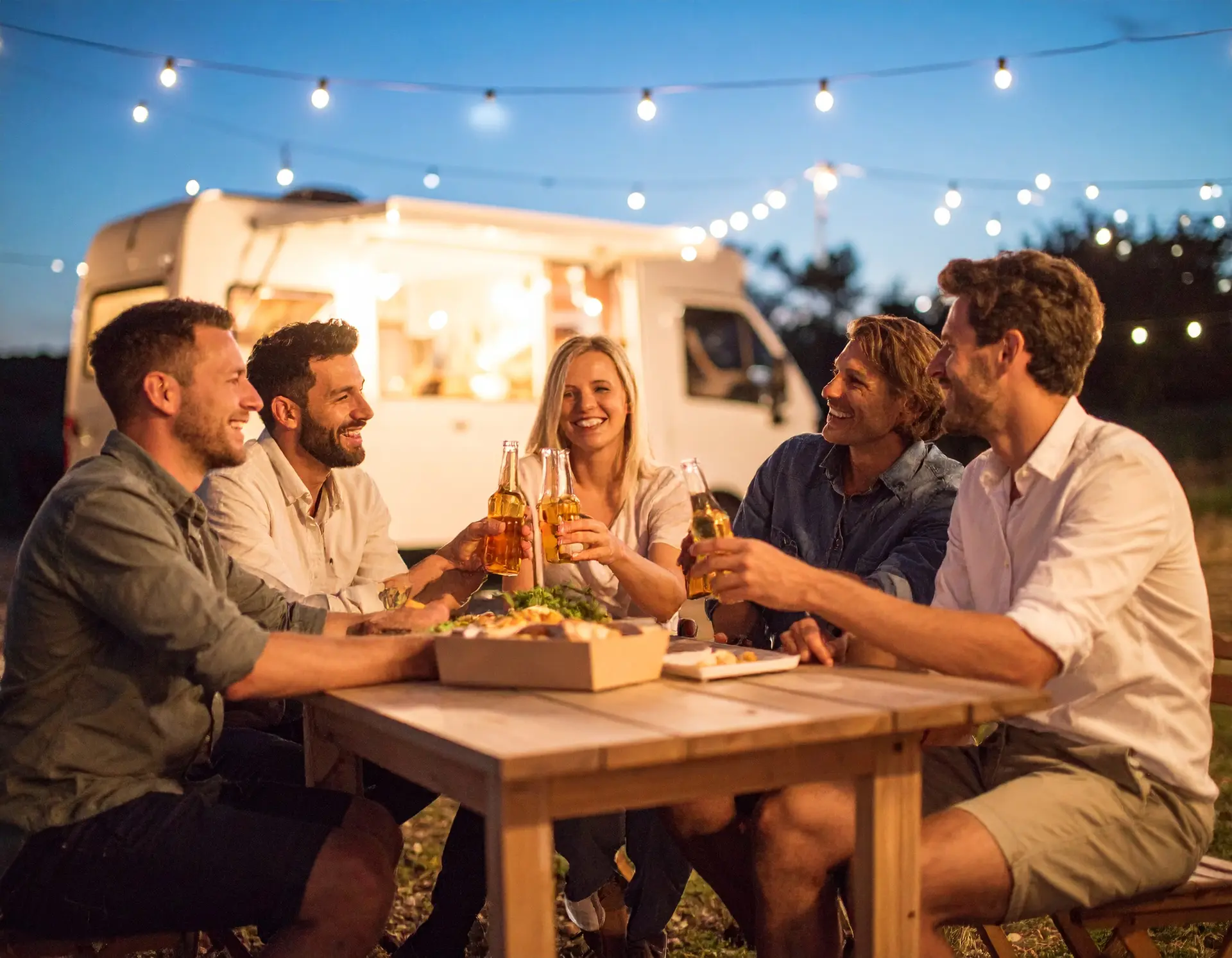 Firefly_photo, guinguette, food truck, 5 hommes et femmes, attablés, qui boivent et mangent,  404760