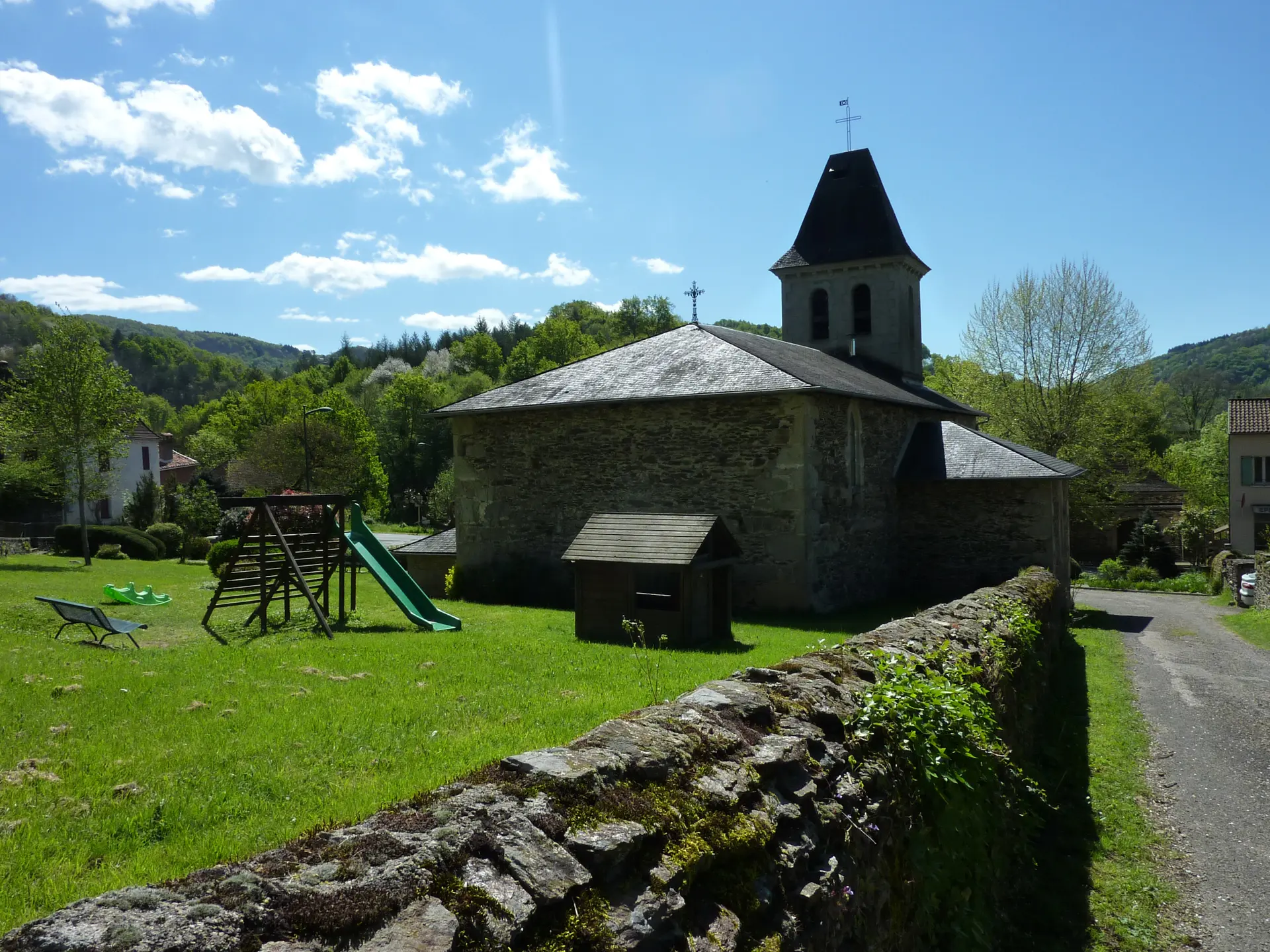 Latouille-Lentillac - Aire de jeux dans le jardin de l'église_01 © Lot Tourisme - C. Sanchez