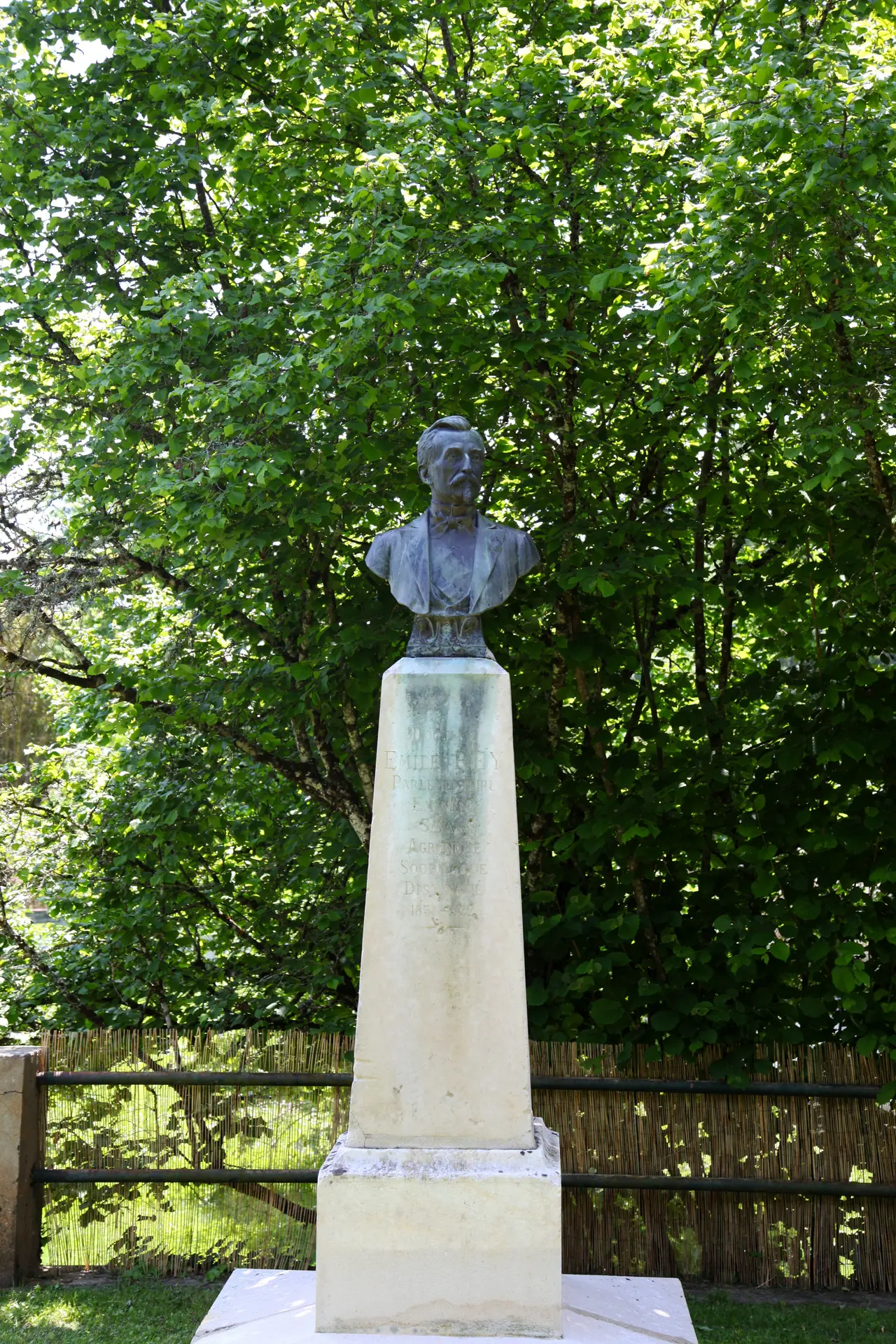 Monument à Émile Rey à Saint-Denis-Catus