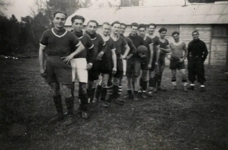 Jeunes pratiquant le football (années 1940)