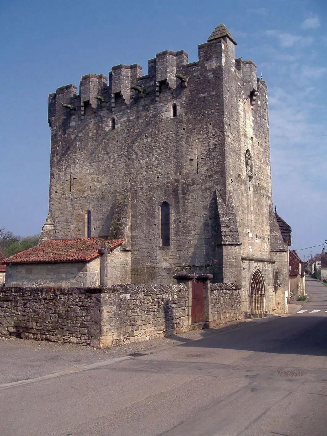Rudelle, église fortifiée
