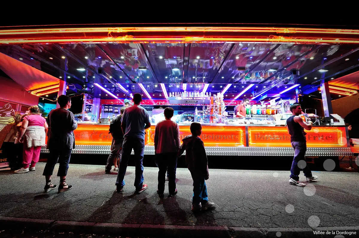 Stand_de_fete_foraine_de_nuit-Cochise_Ory-379-1200px