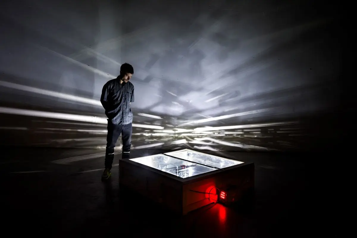 Thomas Teurlai, TV Set, bras mécanique, aimants en néodyme, limaille d'acier...