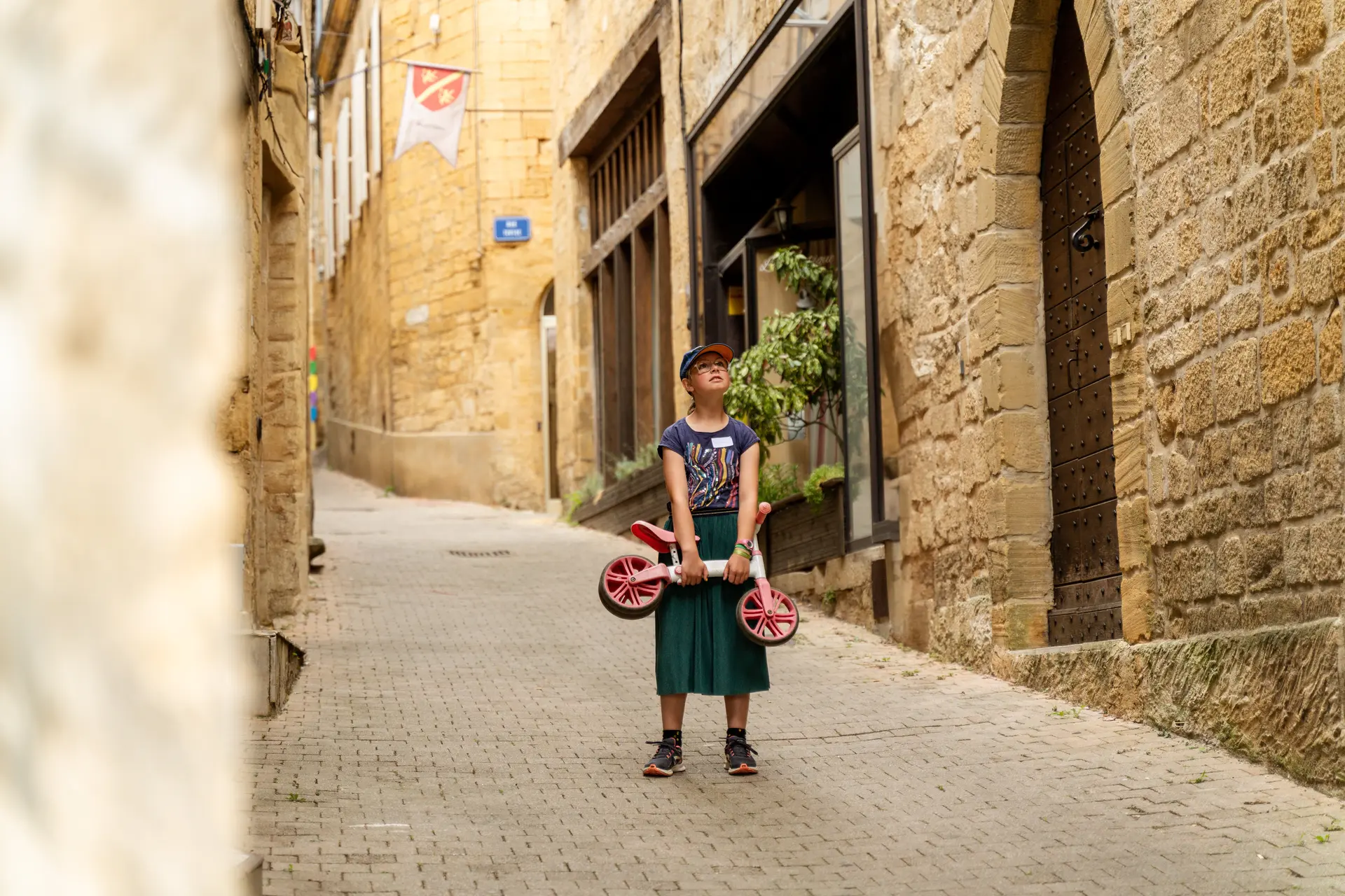 Rallye Lud'Ambule de Gourdon enfant dans la rue du Majou