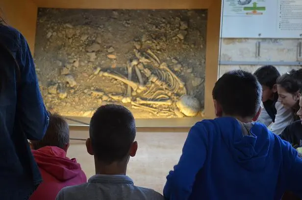 Visite-guidee-enfants-Neandertal--Musee-de-l-Homme-de-Neandertal--La-Chapelle-aux-Saints-Musee-de-l-Homme-de-Neandertal