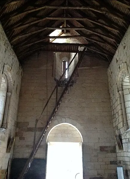 Vue intérieure de l'église de la nativité du vallon de Lasvaux à Cazillac