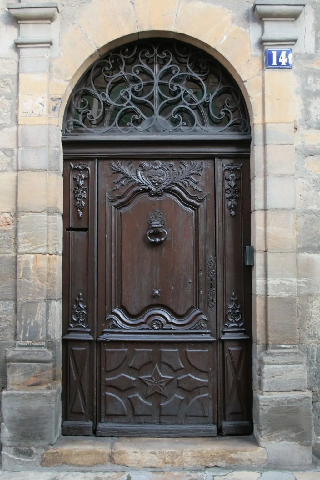 En poussant les portes
