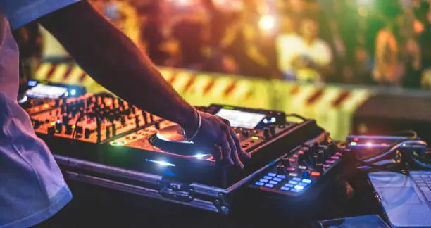 DJ