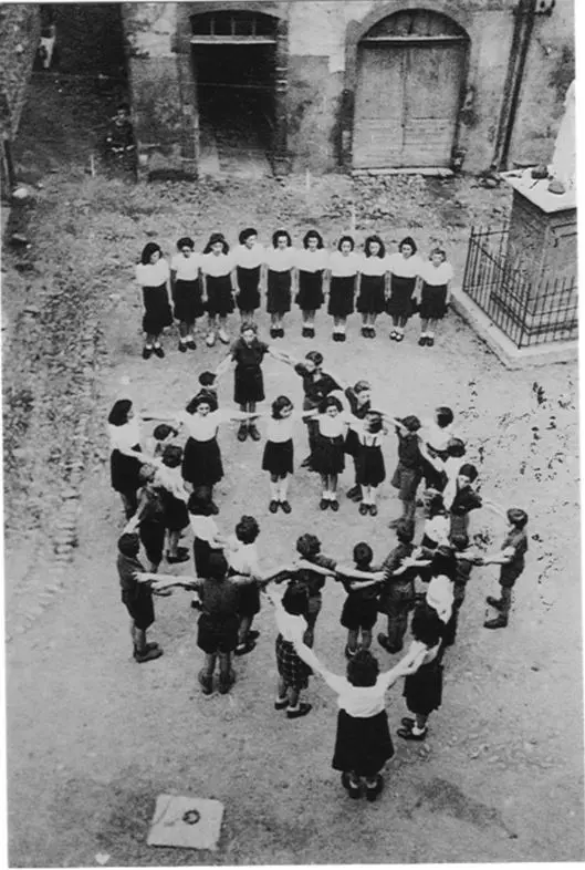 Enfants Juifs formant l'étoile de David à Beaulieu