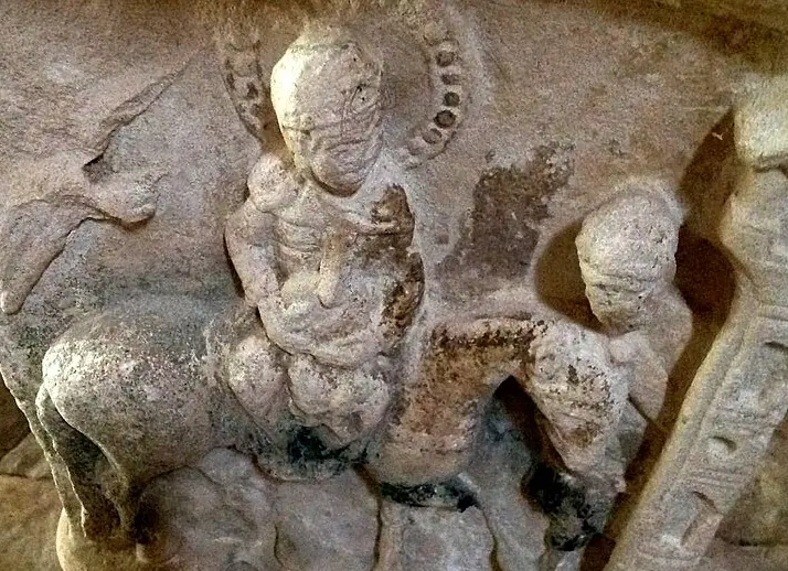 l'église de la nativité du vallon de Lasvaux à Cazillac sculpture sur Fonts baptismaux illustrant la fuite de Marie et Joseph en Egypte