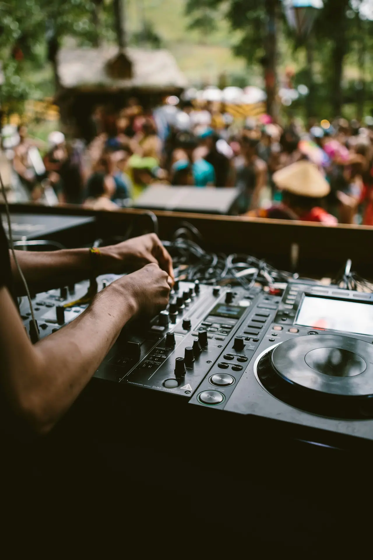 DJ