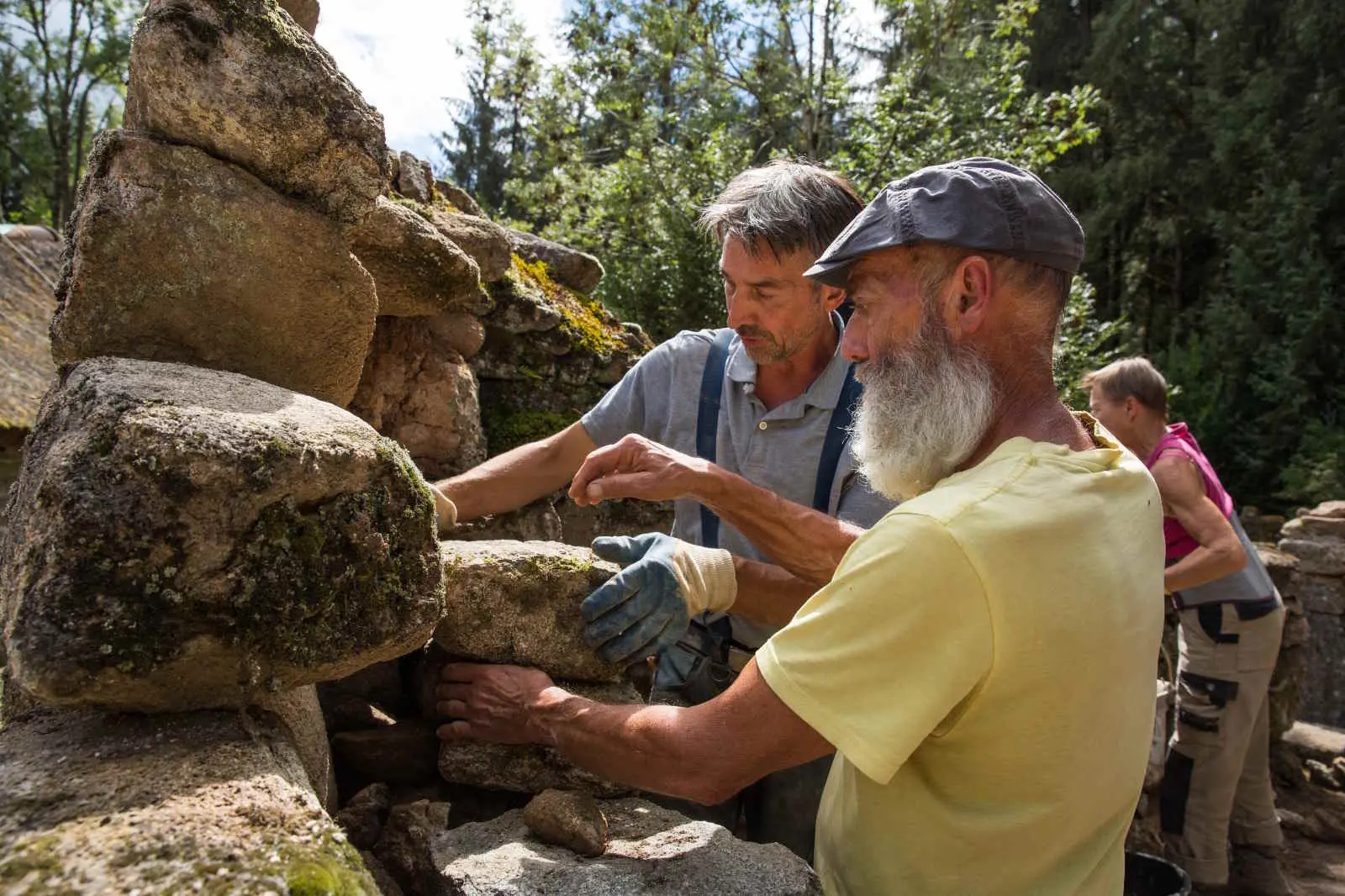Construction de mur de pierres séches