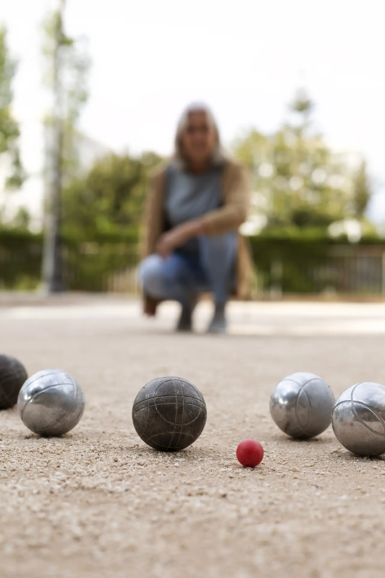 elderly-friends-playing-petanque