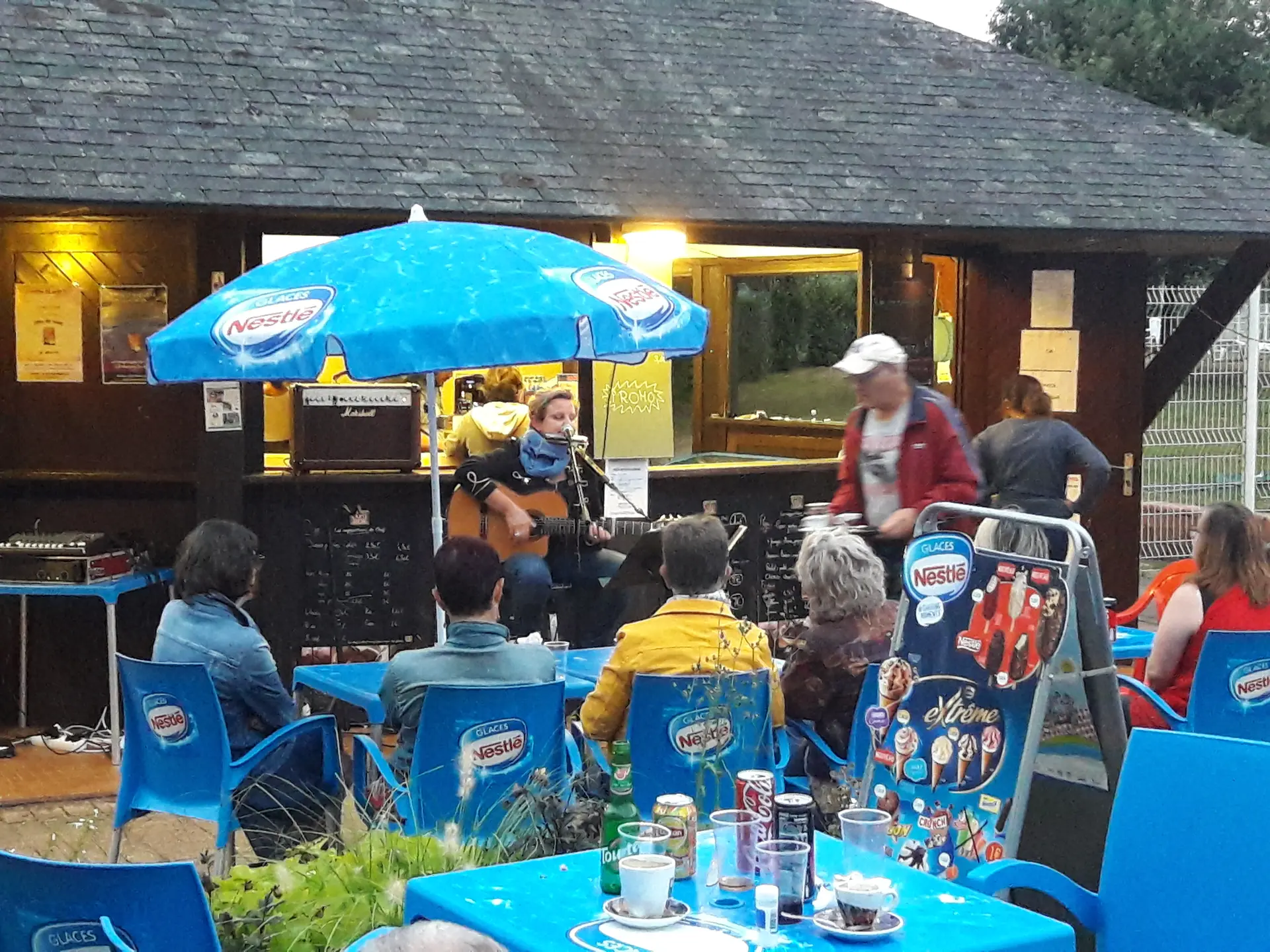 EMMA MORY AU SNACK BAR DU CAMPING