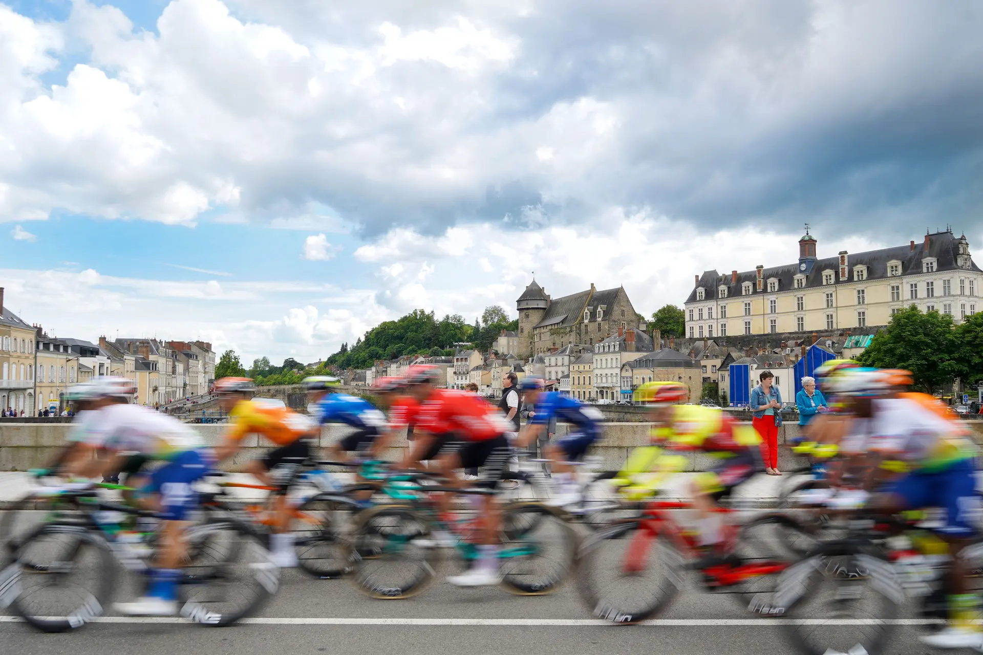 Passage du peloton sur le Pont Aristide Briand - Boucles de la Mayenne