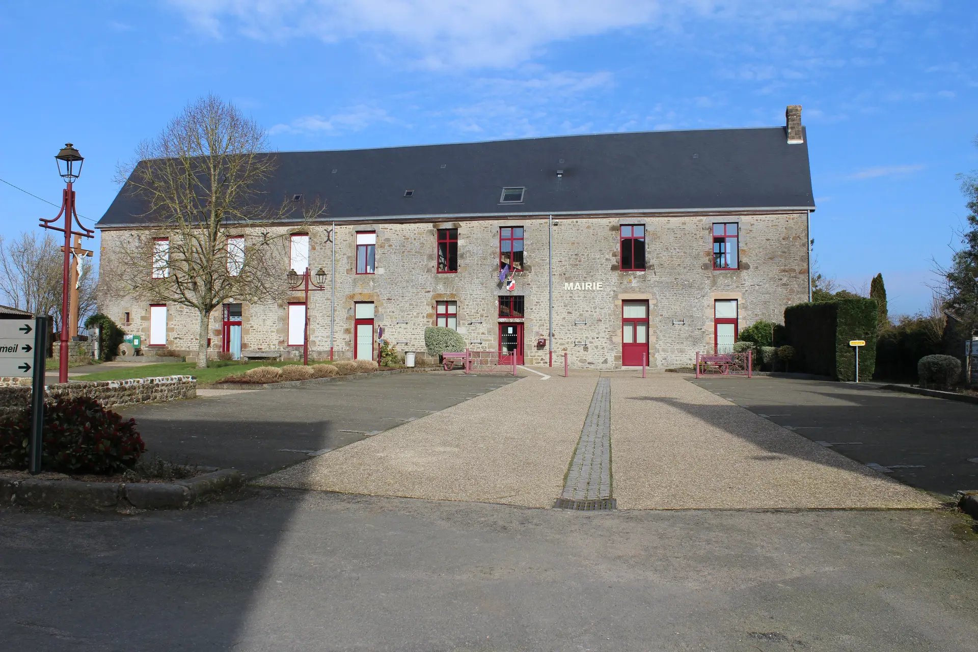 Oisseau_PlaceMairie©MairieDeOisseau