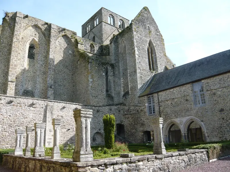 Hambye_Abbaye_vue du cloître ©CD50