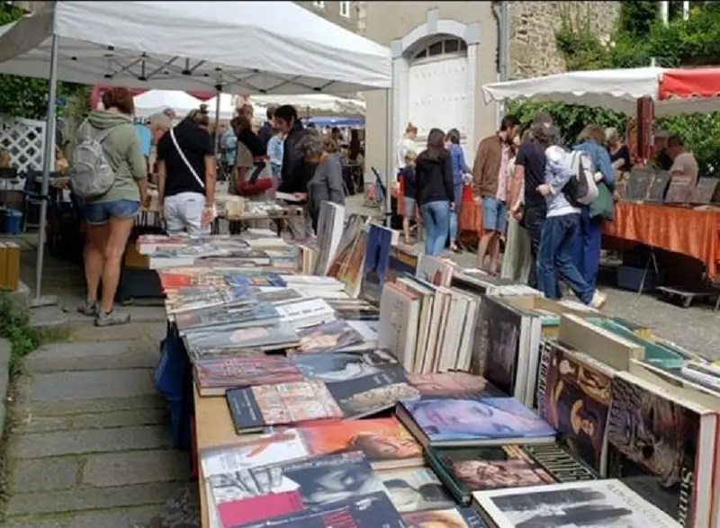 Marché aux livres et aux vieux papiers