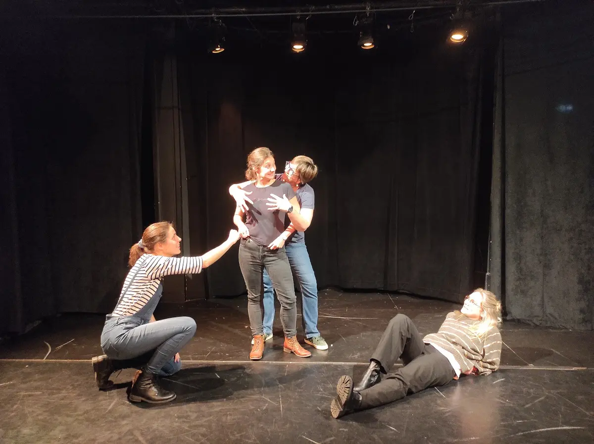 Stage-de-theatre-d-impro-asso-les-arts-bougent