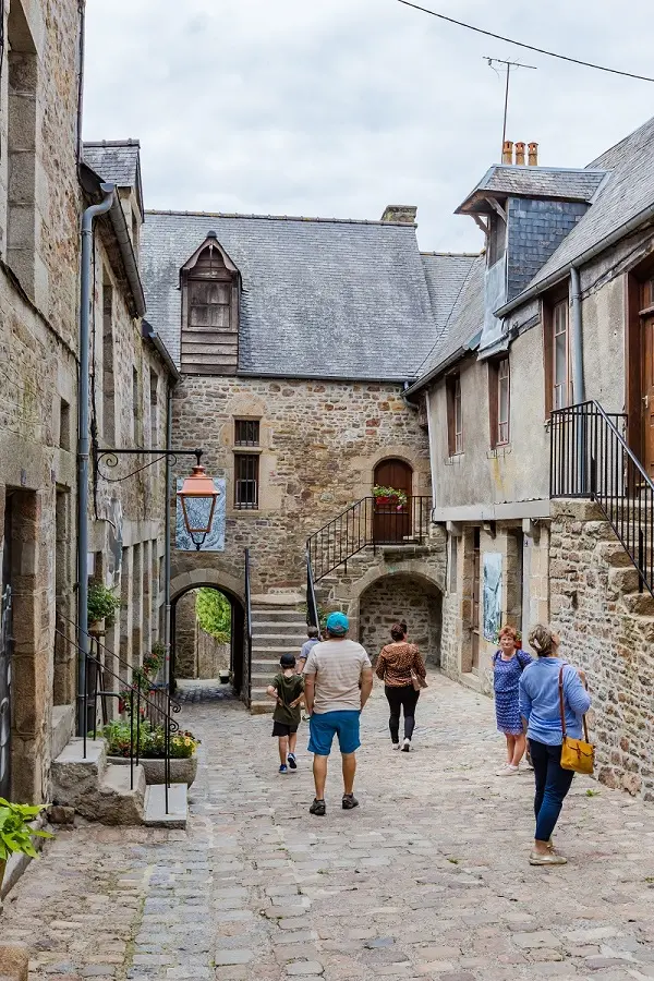 Visite de la Cour du Foyer