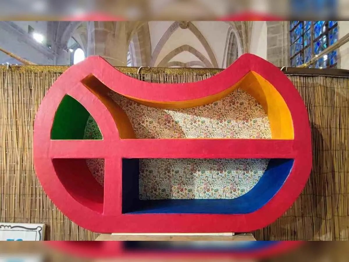 bibliothèque multicolore en carton