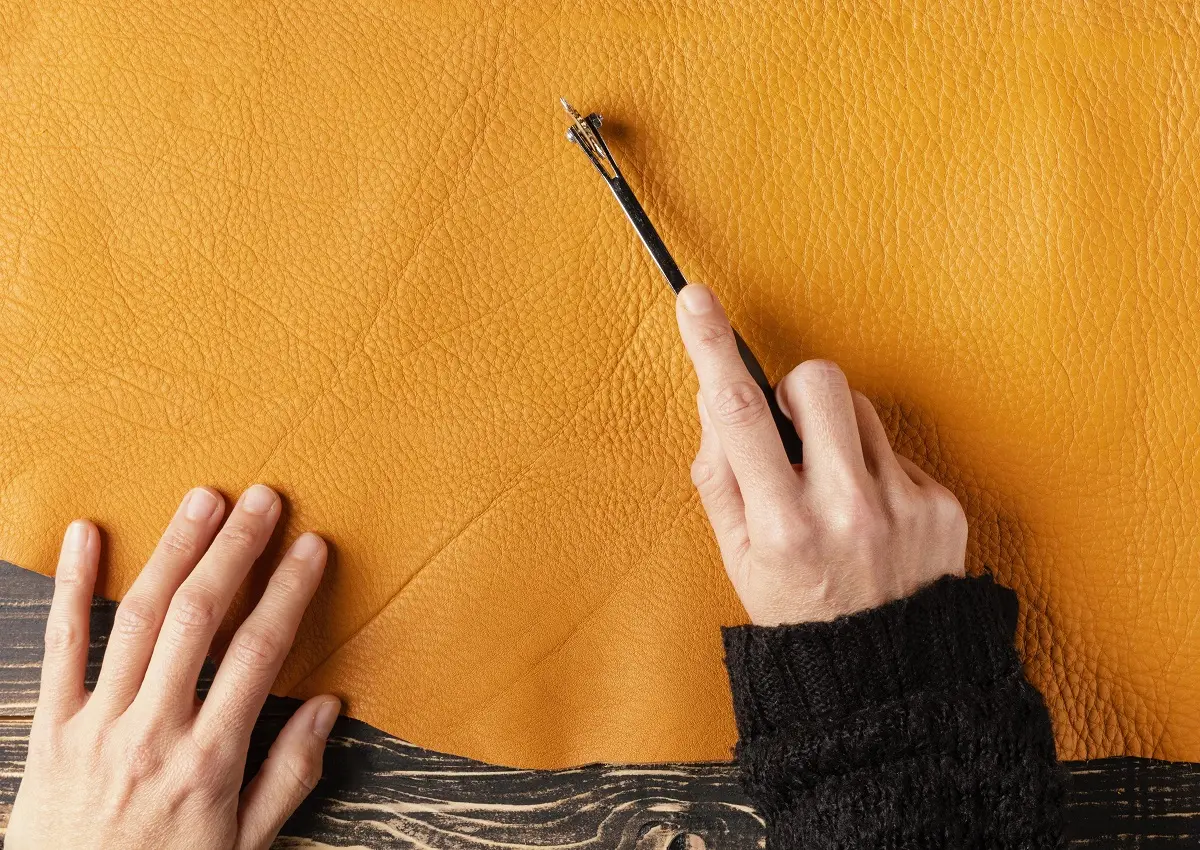 gros-plan-de-cuir-coupe-a-la-main