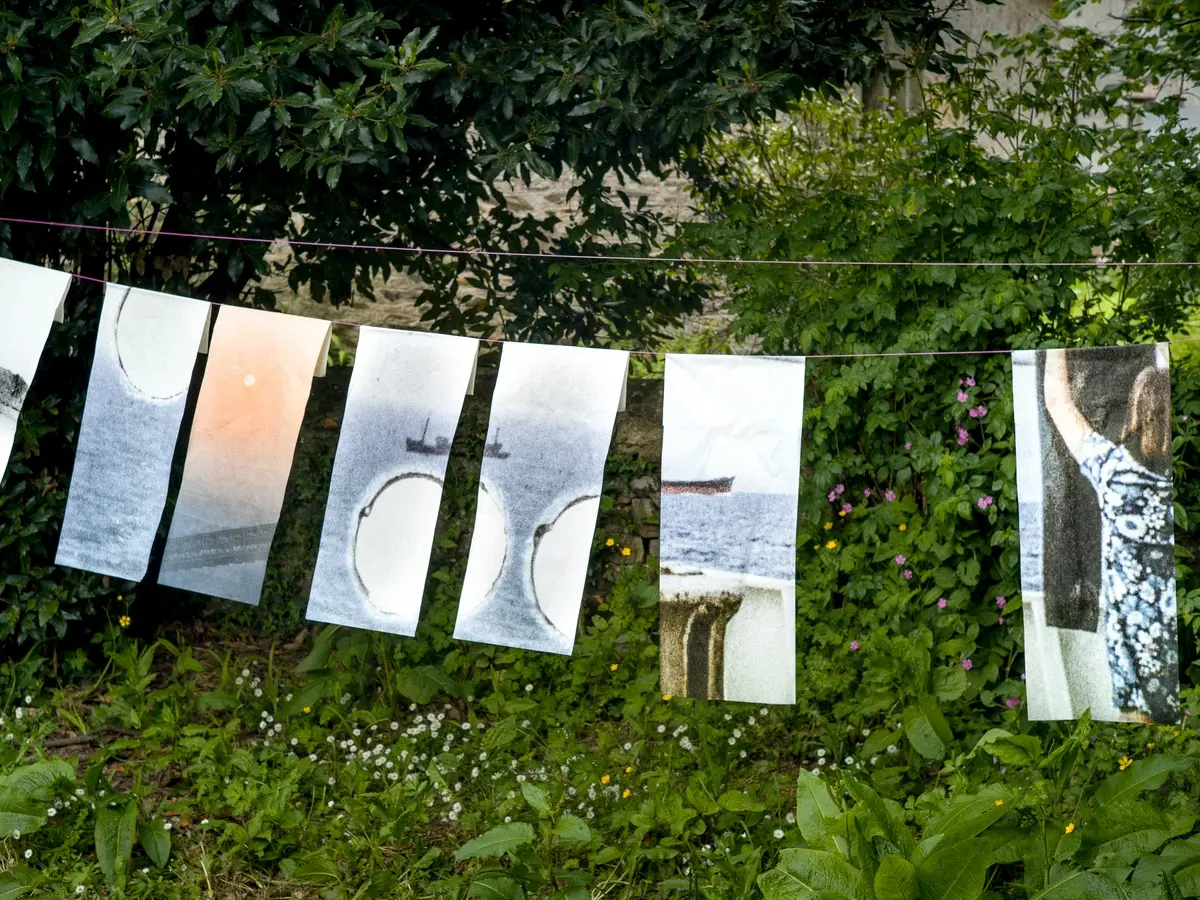 Le trait sous la vague