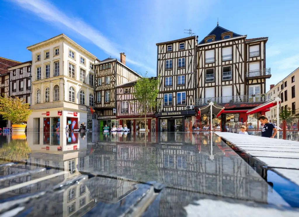 tour-de-ville-place-de-la-republique-pan-de-bois-reflets