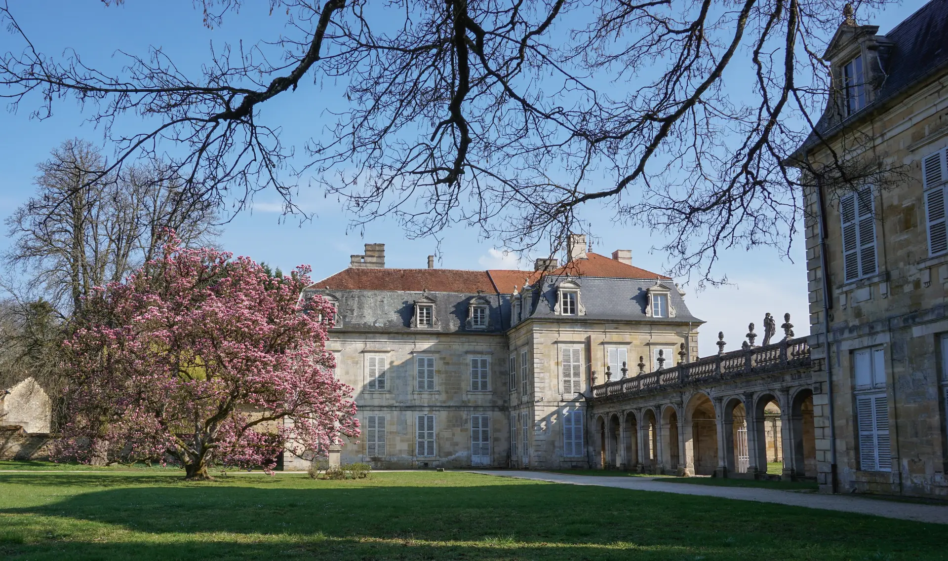 Abbaye de Trois Fontaines Place du Château