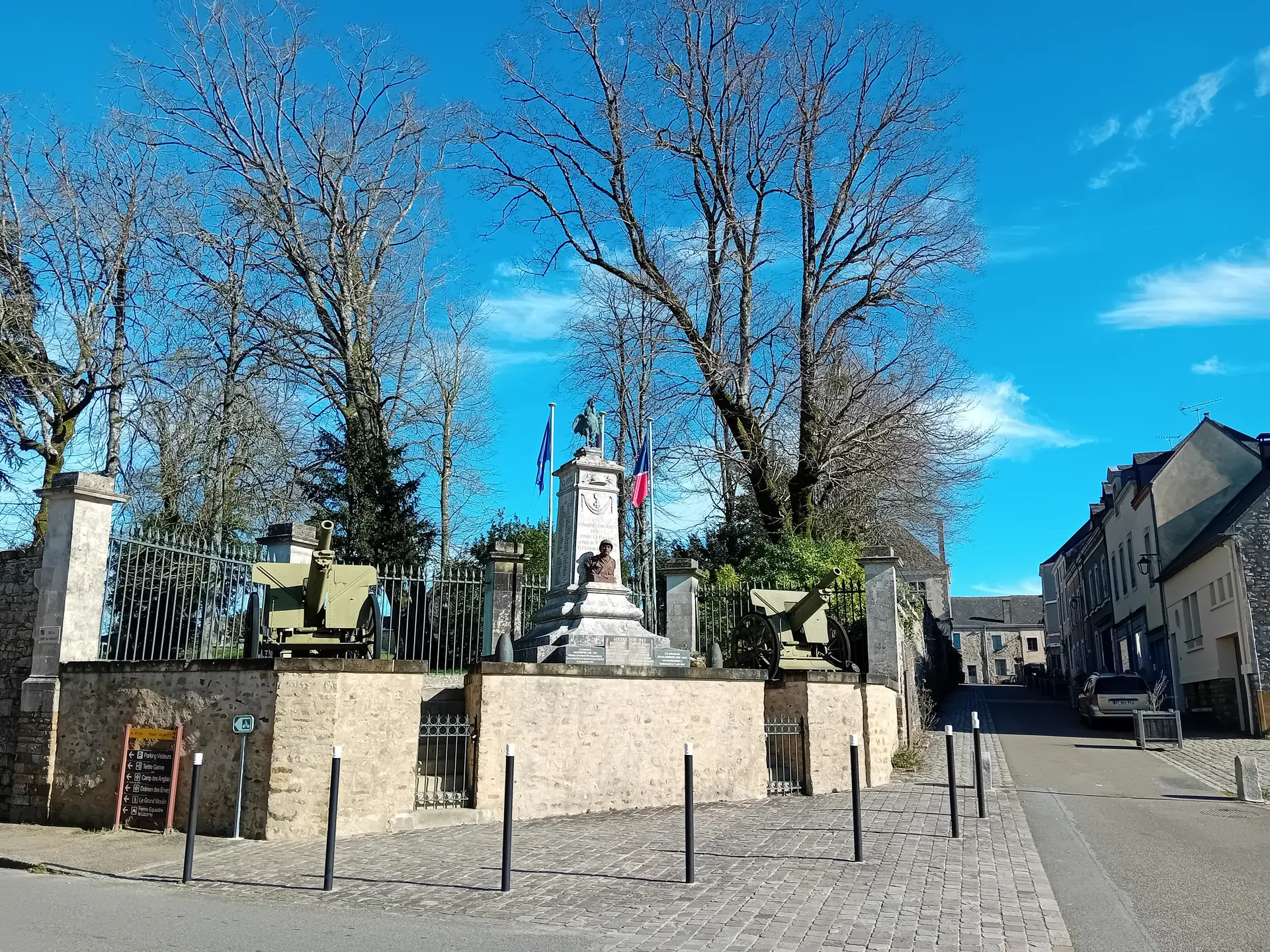 Monument aux morts, Sainte-Suzanne