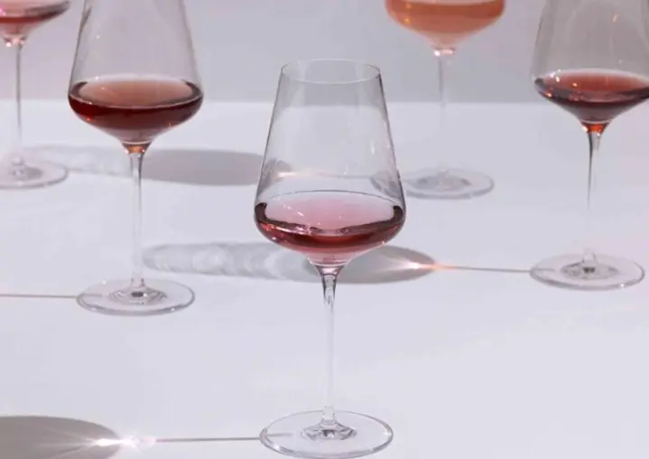 visite un verre à la main