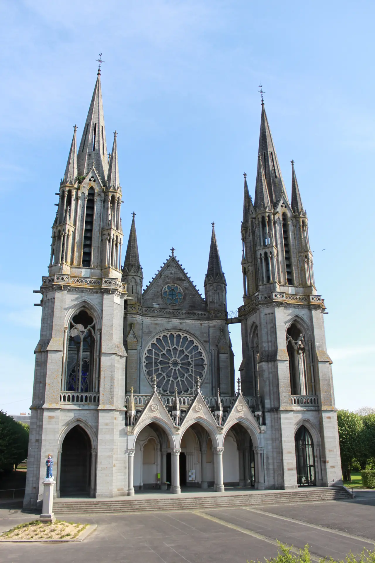 Basilique-pontmain-IMG-1349---sanctuaire-de-Pontmain