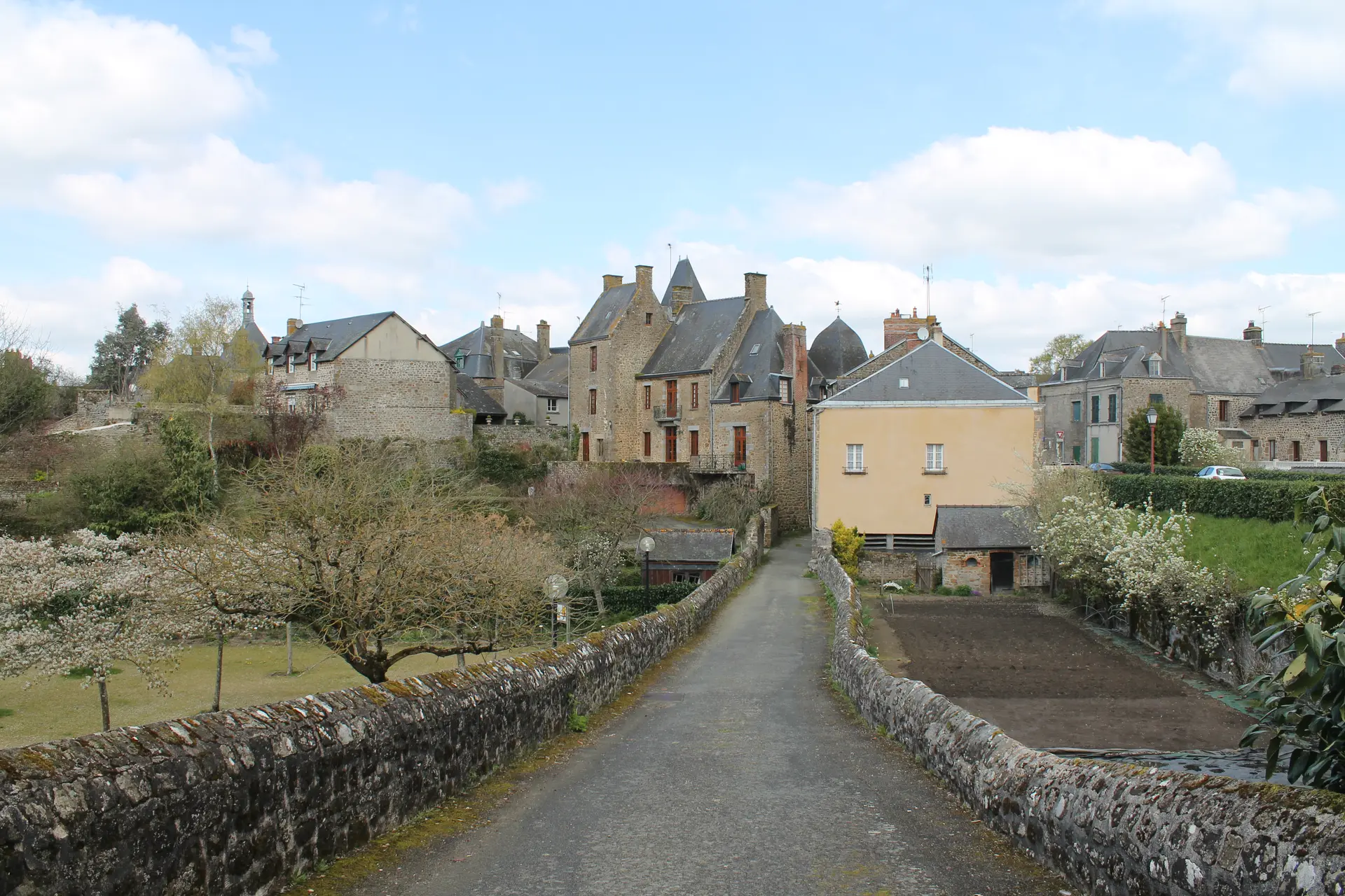 De l'église à la cité_lassay les chateaux