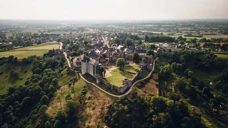 P47-CP-Mathieu_Lassalle_-_Vue_en_drone_de_Sainte_Suzanne_-_Mayenne_Tourisme-7493-800px