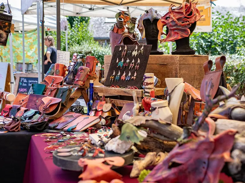 Marché estival artisanal de Tréhorenteuc - Destination Brocéliande