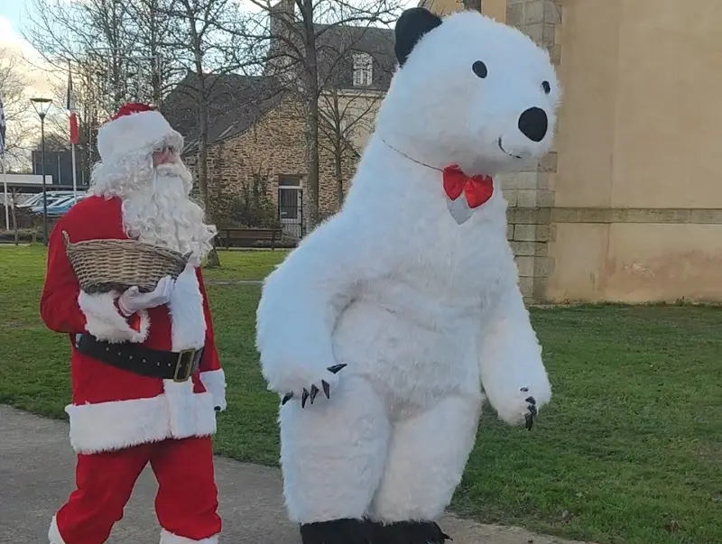 marché de noël - père noël et sa mascotte - Taupont - Morbihan