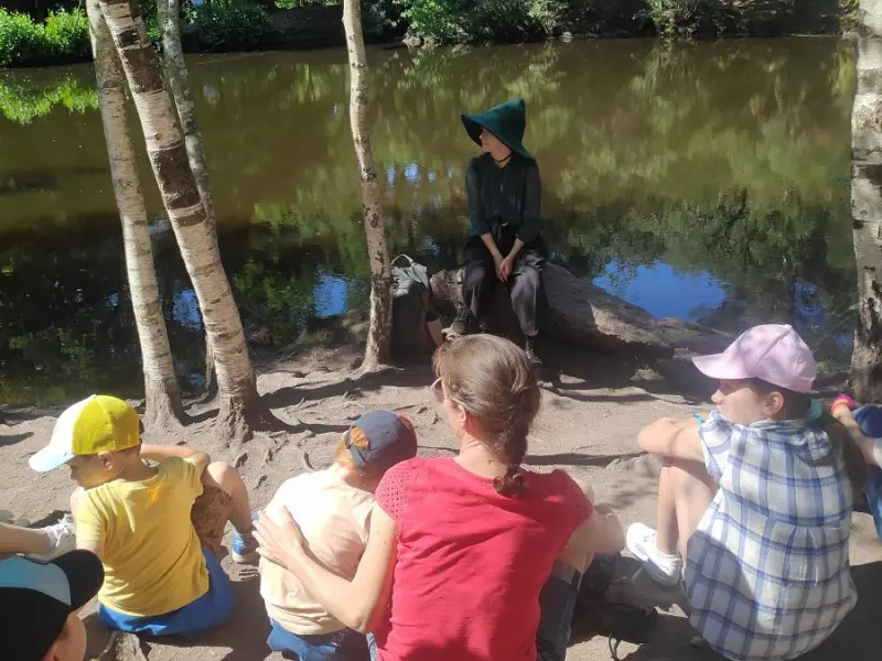 cie_saltimbranques_alice_visite_guidee_Concoret_DestinationBrocéliande