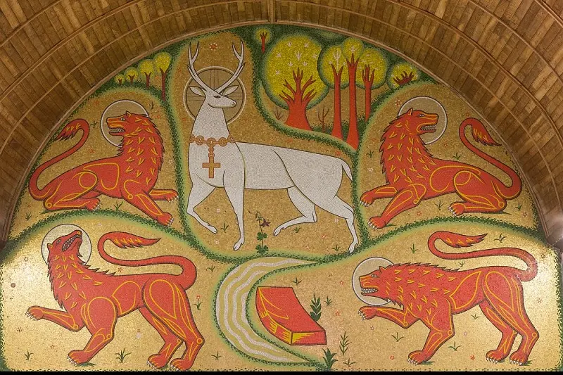 eglise_graal_cerf_blanc_visite_trehorenteuc_destination_Brocéliande