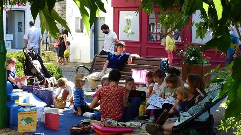 Lectures au Marché-Malestroit-été-2025