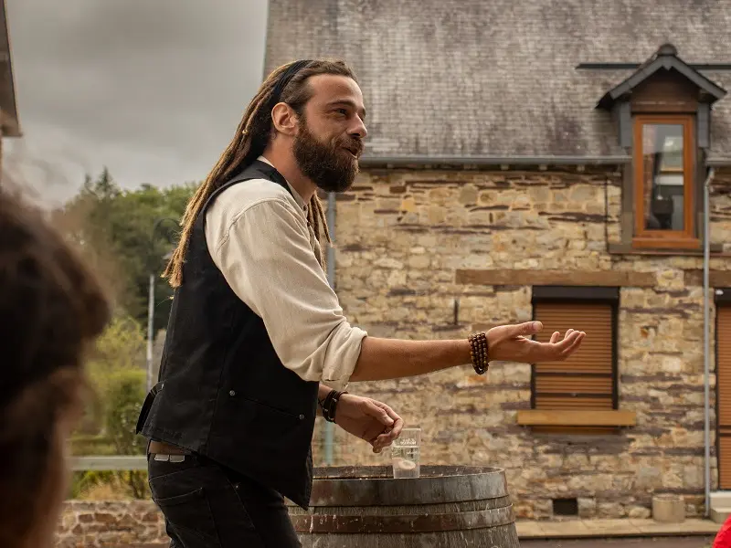 cie_saltimbranques_Jean_contes_animations_Concoret_DestinationBrocéliande